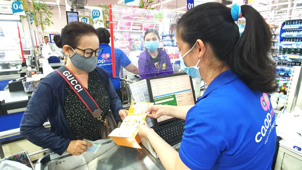 Khi mua sắm tại Co.opmart, khách hàng vừa được đổi quà vừa được tích điểm