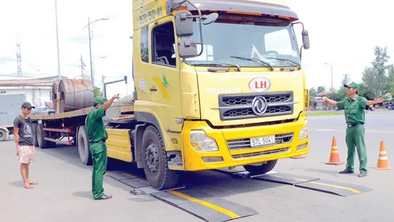 Cân tải trọng xe. Ảnh minh họa: PHẠM CAO MINH