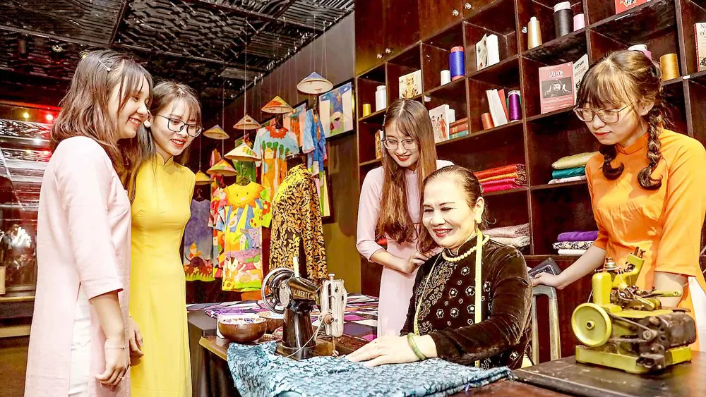 Bảo tàng Áo dài TPHCM thu hút người trẻ đến tham quan, tìm hiểu. Ảnh: DŨNG PHƯƠNG