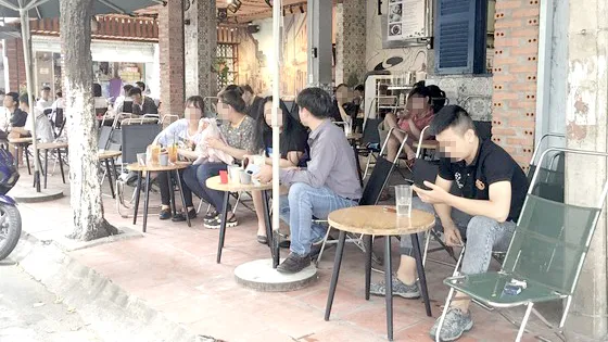 Nhiều bạn trẻ không đeo khẩu trang tại một quán cà phê. Ảnh minh họa