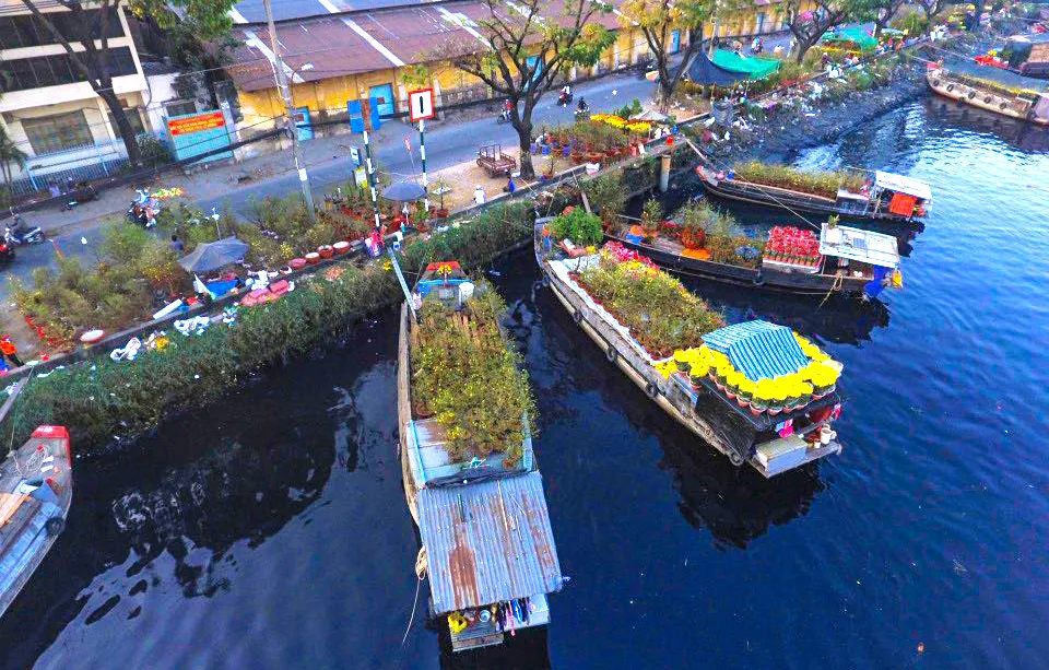 Chợ hoa tết “trên bến dưới thuyền” ở Bến Bình Đông (quận 8) cần được bảo tồn và phát huy giá trị của di sản sông nước. Ảnh: DŨNG PHƯƠNG