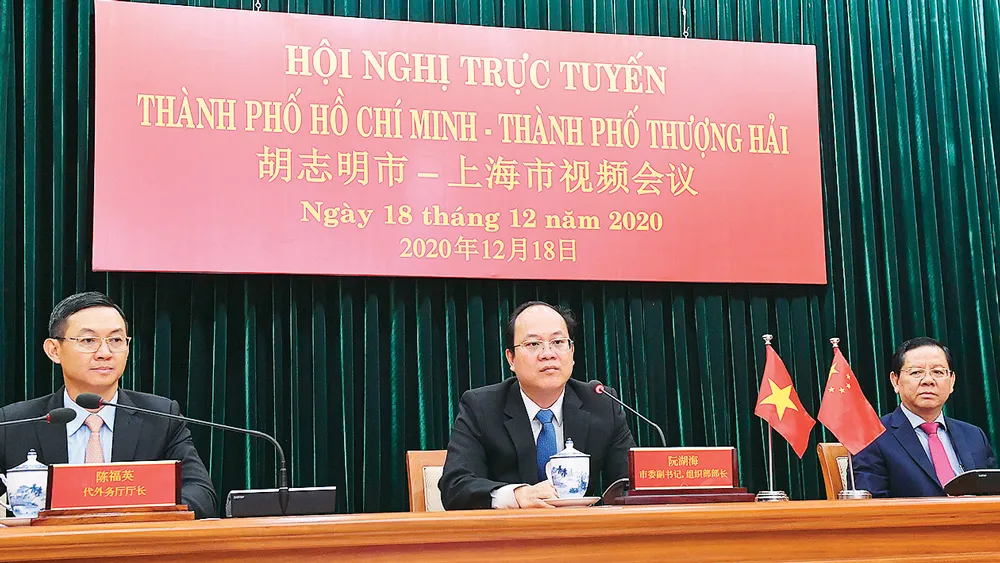 Phó Bí thư Thành ủy TPHCM Nguyễn Hồ Hải tại hội nghị trực tuyến với Phó Bí thư Thành ủy TP Thượng Hải (Trung Quốc) Vu Thiệu Lương. Ảnh: VIỆT DŨNG