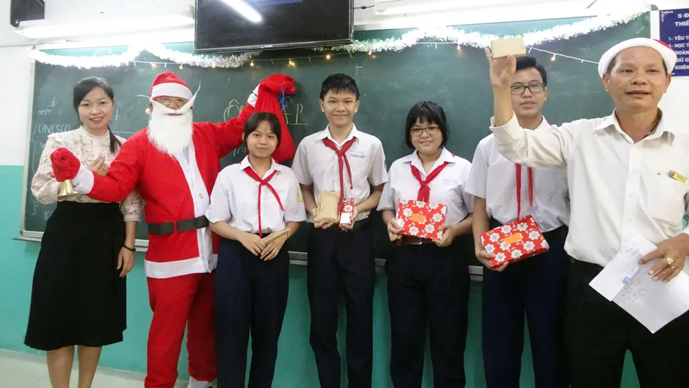 Tổ công tác xã hội Trường THCS Lạc Hồng (quận 10) tặng quà cho học sinh khối 7 dịp lễ Giáng sinh