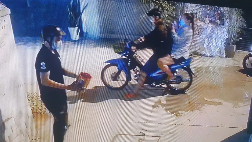 Hình ảnh nhóm đối tượng tạt sơn vào nhà cụ bà gần 90 tuổi ở quận Tân Bình được camera an ninh ghi lại