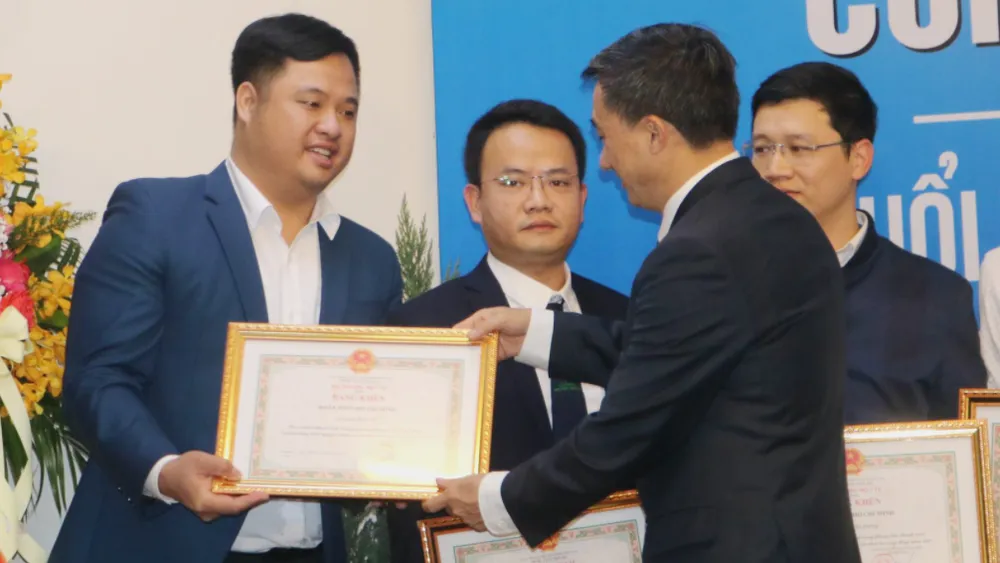 Thứ trưởng Bộ Y tế Trần Văn Thuấntrao Bằng khen cho đại diện các tập thể thanh niên có nhiều đóng góp xuất sắc trong hoạt động. Nguồn: TTH.VN