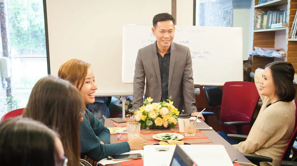 Các bạn trẻ tham gia một buổi học về viết content