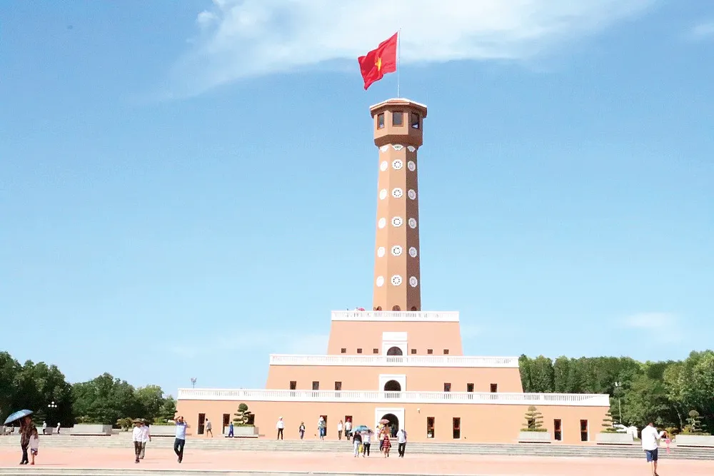 Du khách thăm cột cờ Cà Mau. Ảnh: TẤN THÁI