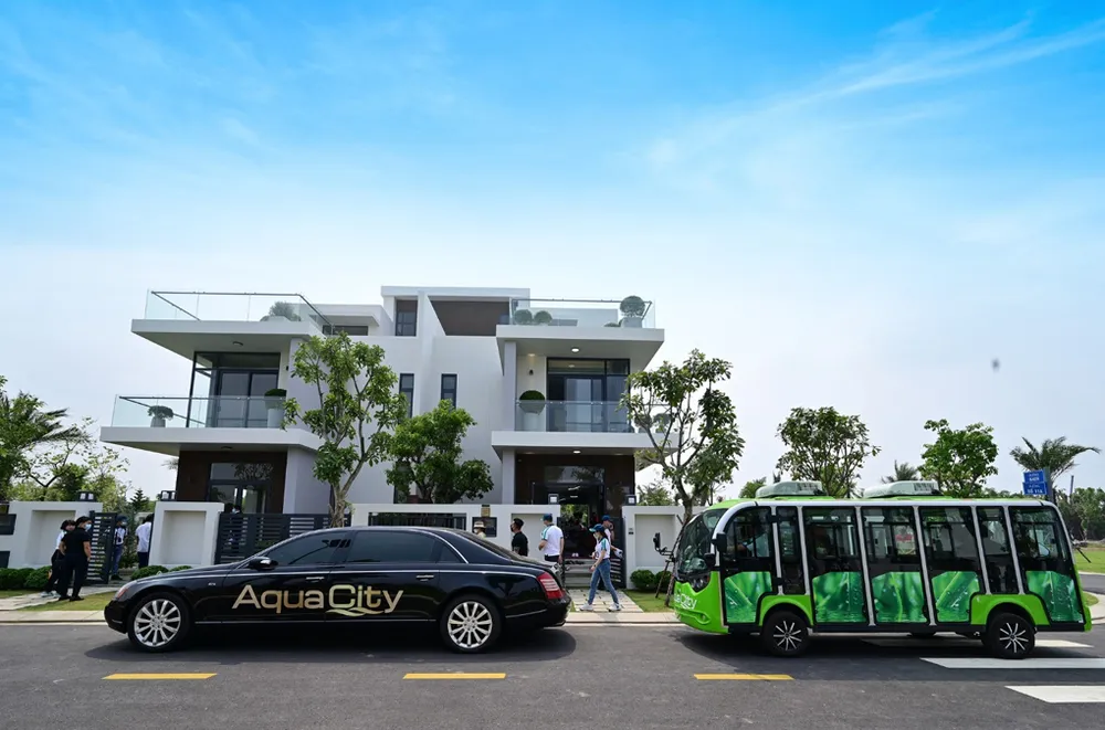 Độc đáo tour trải nghiệm biệt thự mẫu đô thị đảo Phượng Hoàng - Aqua City bằng đường sông ảnh 11
