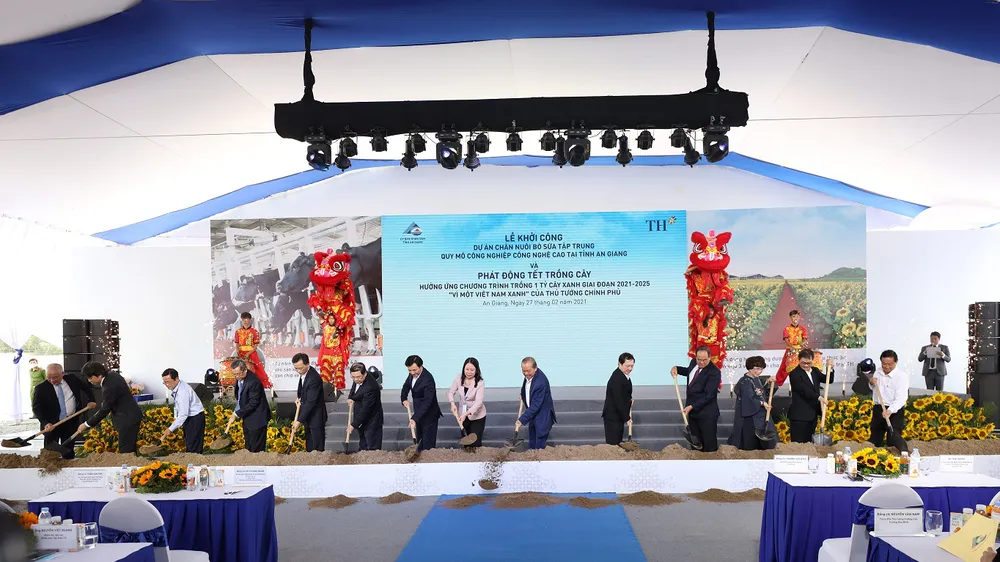 Phó Thủ tướng Thường trực Trương Hòa Bình cùng các vị quan khách và lãnh đạo tập đoàn TH thực hiện nghi thức khởi công Dự án Chăn nuôi bò sữa tập trung quy mô công nghiệp công nghệ cao tại tỉnh An Giang