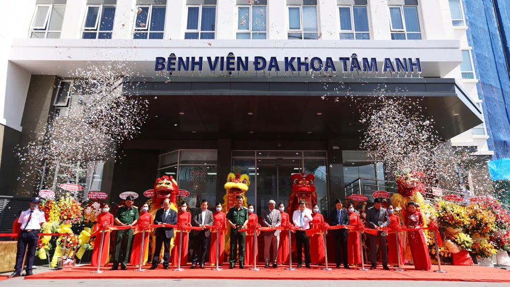 Lãnh đạo Bộ Y tế và UBND TPHCM cắt băng khai trương