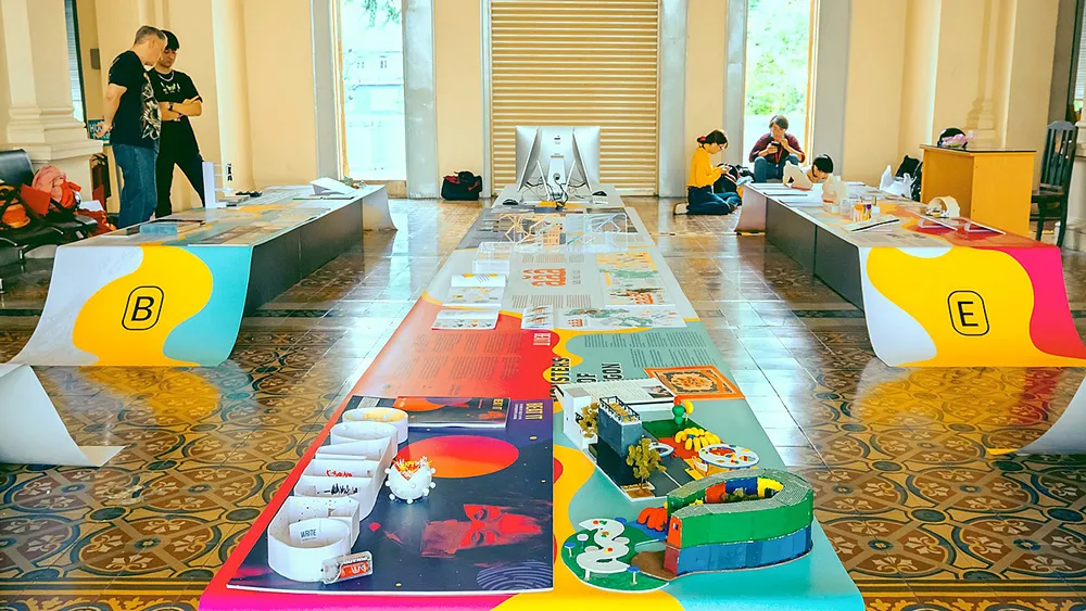 Khách tham quan triển lãm “Sài Gòn tương giao”