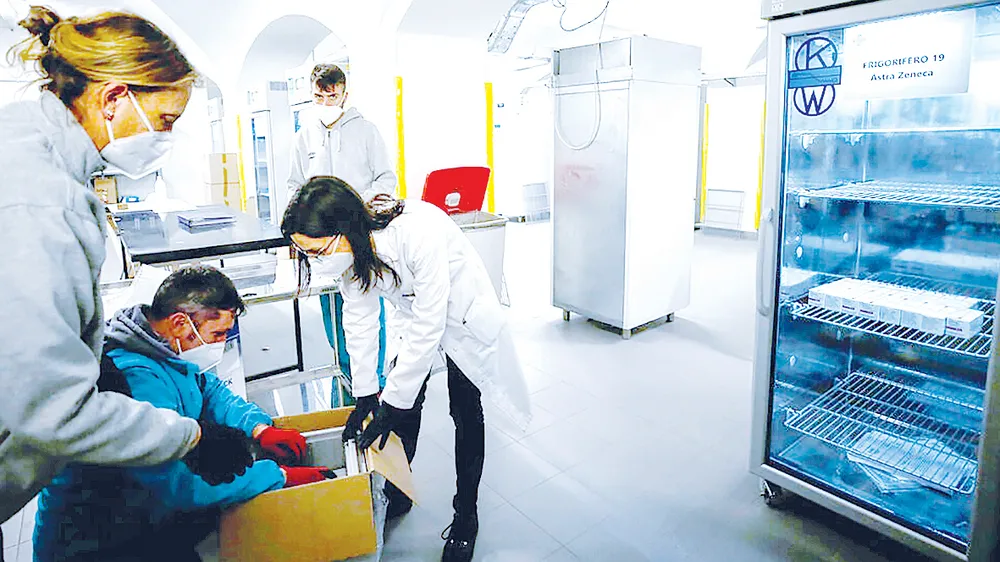 Vận chuyển vaccine Covid-19 đến một trung tâm tiêm chủng tại Rome, Italy