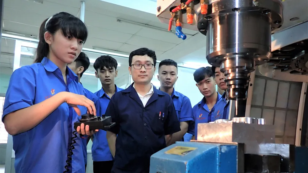 Thầy trò ngành Bảo trì máy CNC và sửa chữa ô tô Trường Cao đẳng Kỹ thuật Lý Tự Trọng
