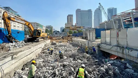 Công nhân thi công chuẩn bị tái lập mặt đường Lê Lợi phía trên ga Nhà hát thành phố. Ảnh: Ban quản lý đường sắt đô thị
