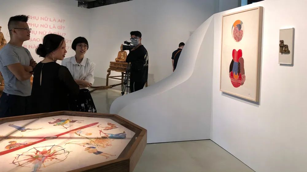 Khách tham quan triển lãm Lần trong/ Nằm giữa/ Vùi dưới/ Lộ trên