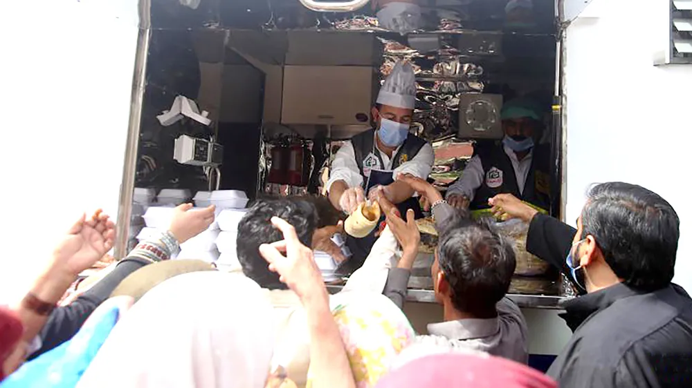 Người nghèo Pakistan nhận thức ăn từ sáng kiến No one goes to sleep hungry