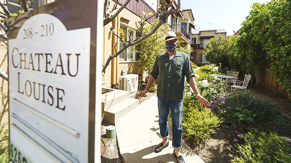 Anh Long trước căn hộ thuê ở Glendale, bang California