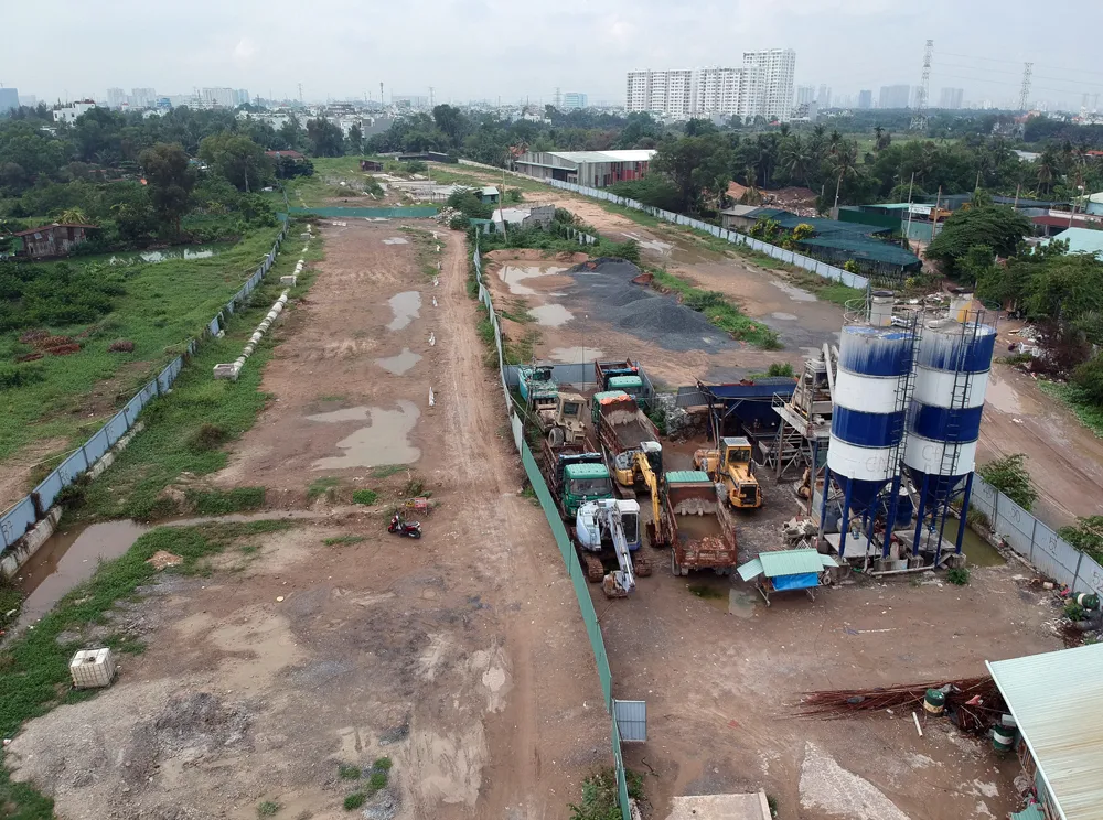 Đường Vành đai 2 đến nay vẫn chưa thể khép kín (Ảnh công trình thi công đường Vành đai 2 giai đoạn 3 tại TP Thủ Đức). Ảnh: CAO THĂNG