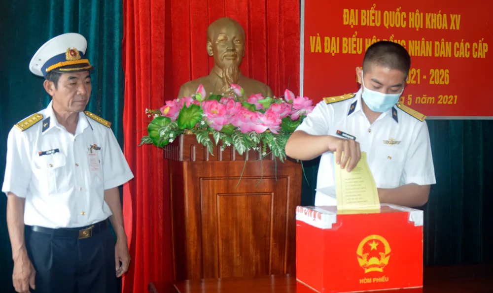 Cử tri bỏ phiếu bầu tại Nhà giàn DK1