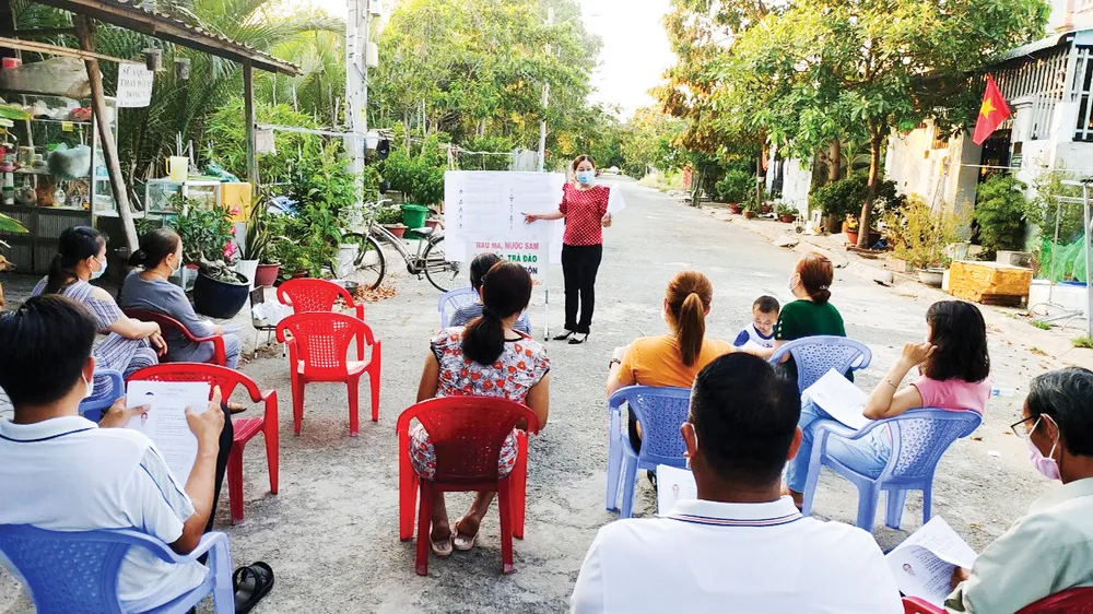 Cử tri xã Long Thới, huyện Nhà Bè nghe tuyên truyền về bầu cử. Ảnh: MAI HOA