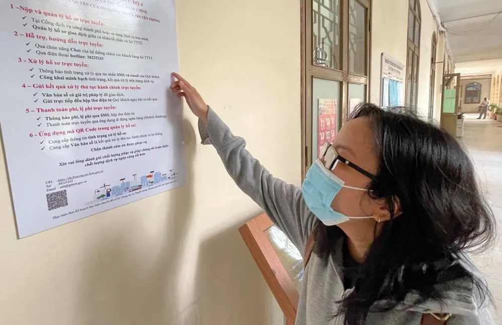 Người dân tìm hiểu thủ tục hành chính công tại Sở TT-TT TPHCM