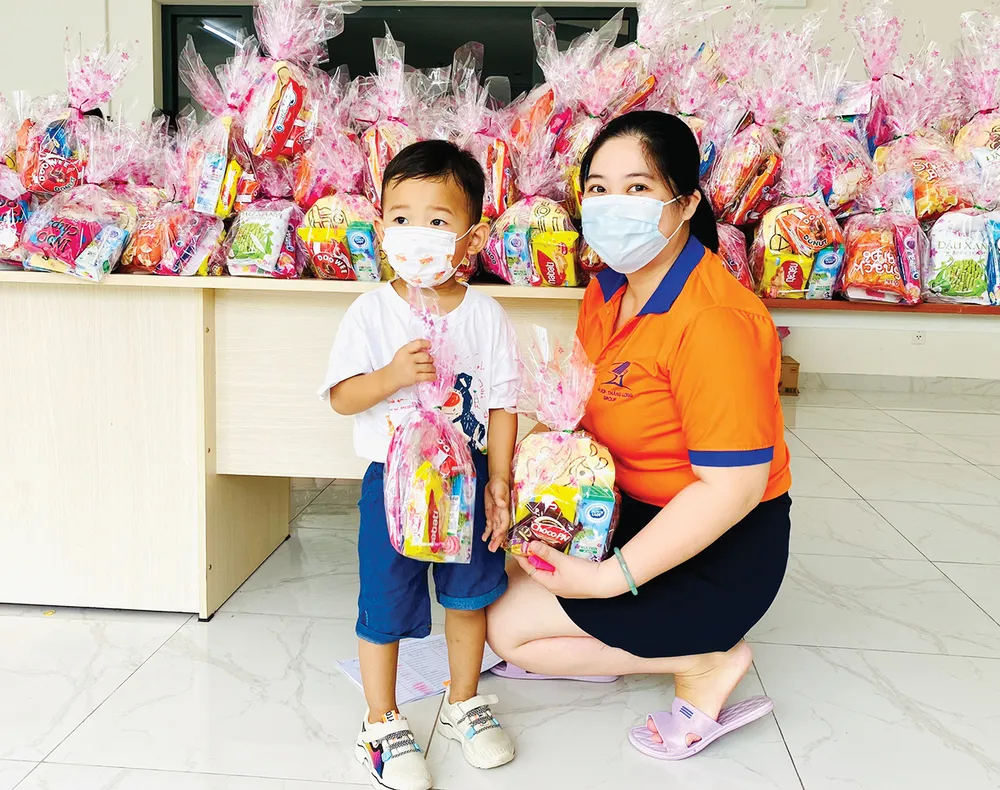 Các bé nhận quà được đeo khẩu trang, sát khuẩn kỹ càng