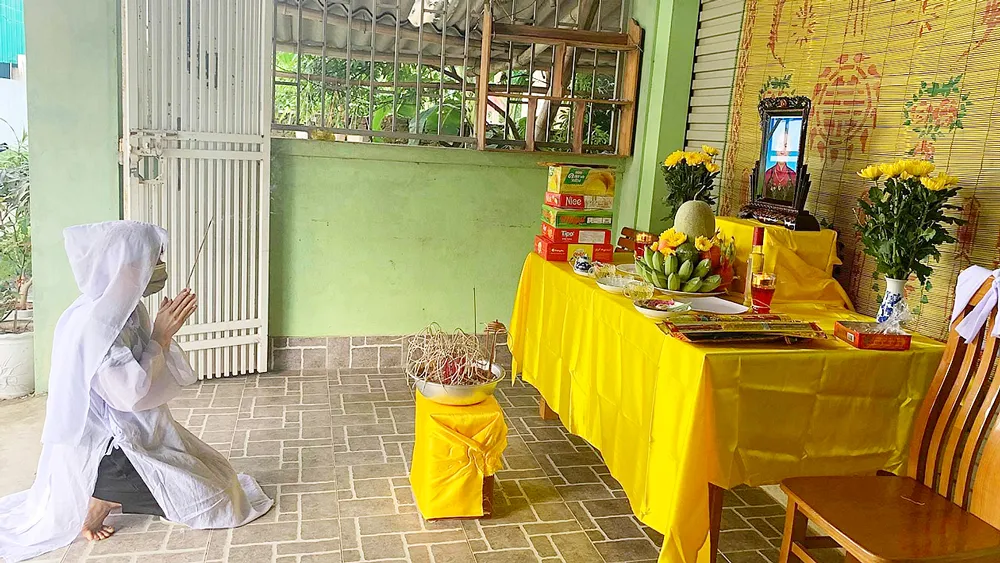 Chị Phạm Thị Xuân Thơ không thể về chịu tang mẹ, phải lập bàn thờ chịu tang tại nhà riêng ở TP Hà Tĩnh