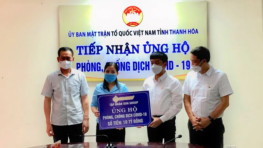 Đại diện Tập đoàn Sun Group trao tặng 10 tỷ đồng ủng hộ Thanh Hóa phòng, chống dịch Covid-19