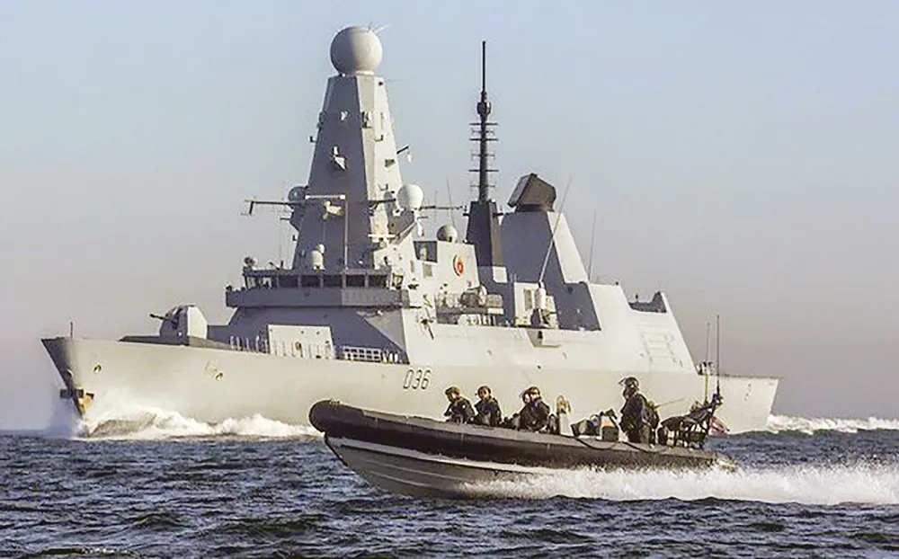 Tàu khu trục HMS Defender, Anh tuần tra khu vực Biển Đông. Ảnh: Reuters