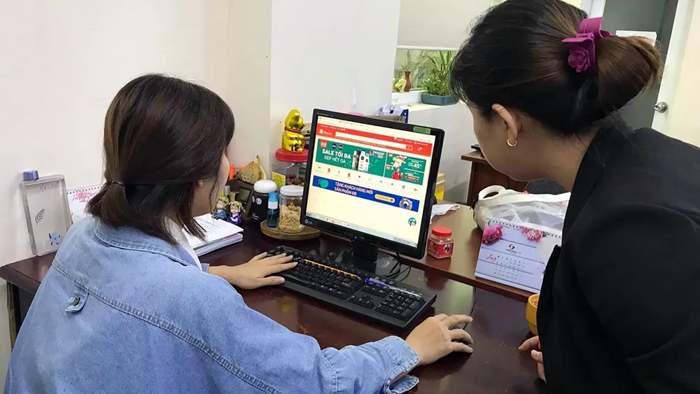 Săn hàng giảm giá online đang phổ biến những năm gần đây. Ảnh: HOÀNG HÙNG