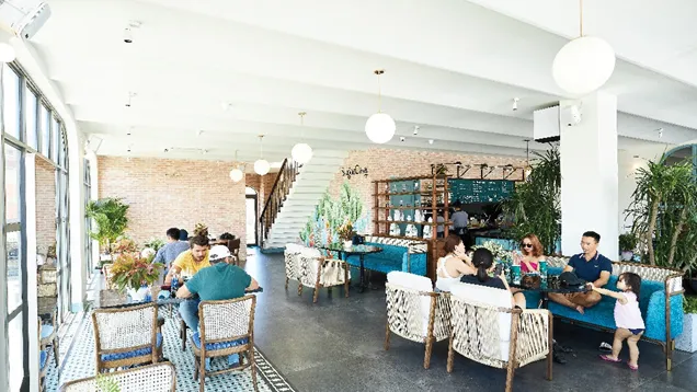 Saigon Casa Café thu hút khách nhộn nhịp tại dãy phố thương mại The Tropicana