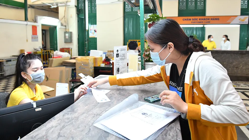 Trong những ngày dịch Covid-19 diễn biến phức tạp, Bưu điện TPHCM vẫn duy trì dịch vụ hành chính công - nhận và phát trả hồ sơ thủ tục hành chính