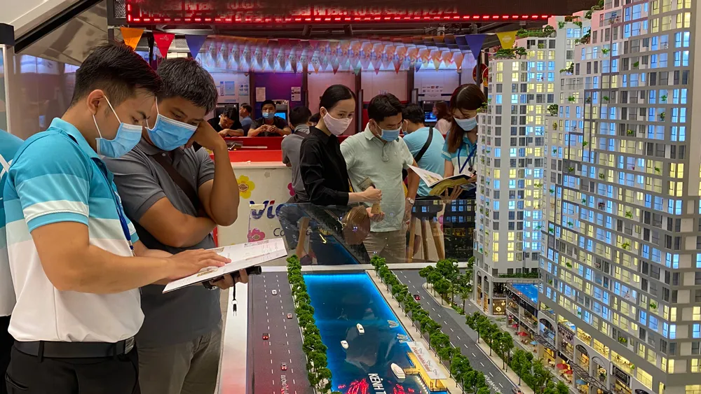 Người dân chọn mua căn hộ sẽ xây dựng tại quận 8 (ảnh chụp trước khi TPHCM thực hiện Chỉ thị 16). Ảnh: CAO THĂNG