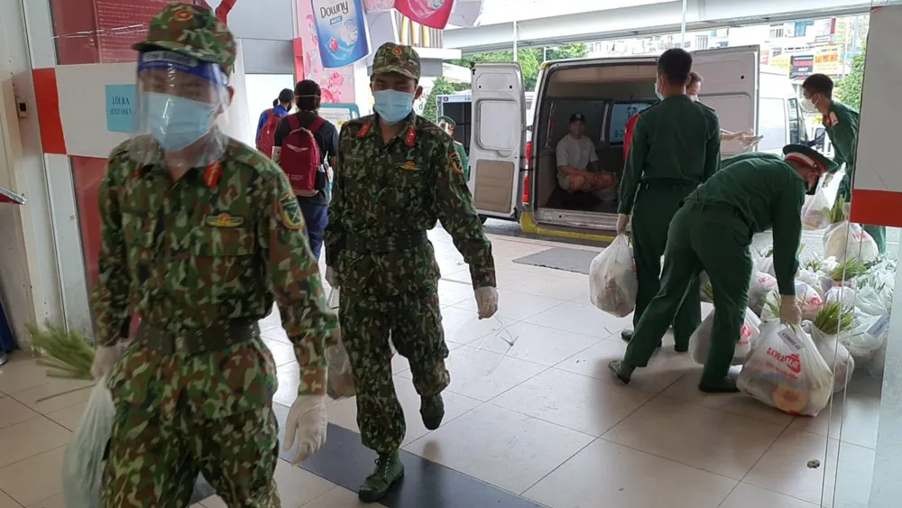 Việc tăng cường nhân lực giúp các siêu thị soạn và nhận nhiều đơn hàng hơn. Ảnh: Siêu thị Sài Gòn