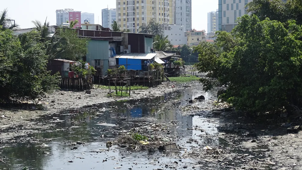 Nhiều người dân đang sống với nhà lụp xụp trên rạch Xuyên Tâm, quận Bình Thạnh