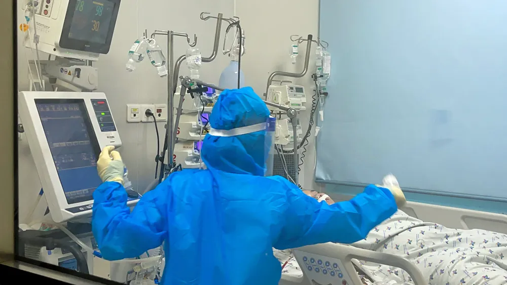 Điều trị bệnh nhi mắc Covid-19 tại Bệnh viện Nhi đồng Thành phố, huyện  Bình Chánh, TPHCM. Ảnh: HOÀNG HÙNG