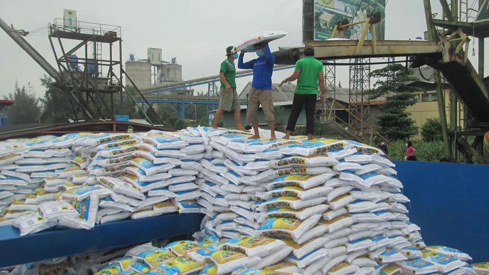 Nông dân ĐBSCL gặp khó do giá phân bón tăng cao