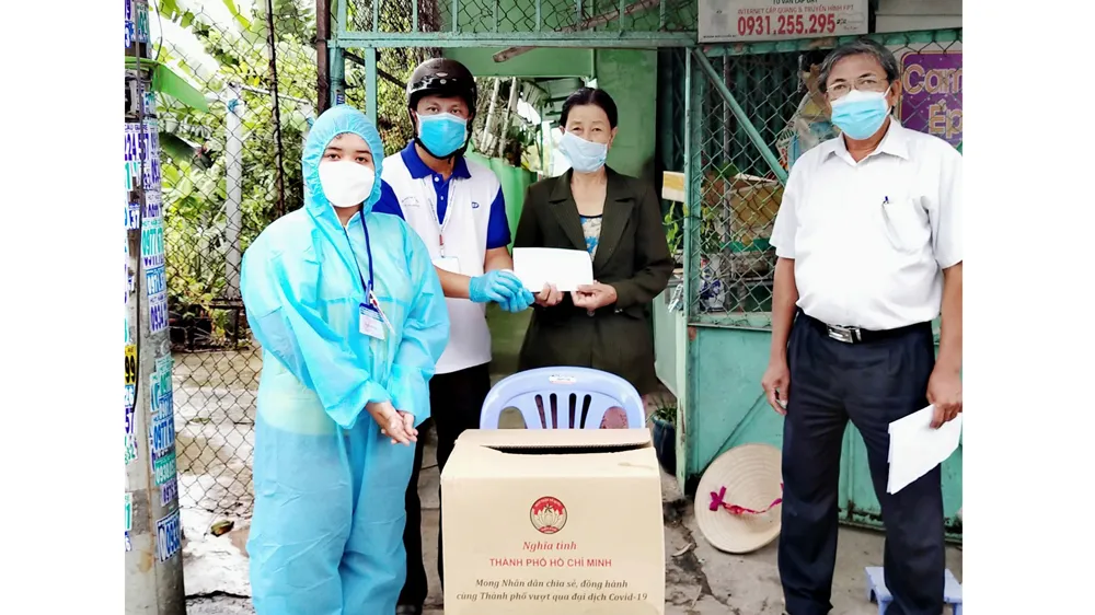 Trong lúc dịch bệnh phức tạp, nhiều đảng viên đã thể hiện rõ trách nhiệm tiên phong trước Đảng, trước dân. Trong ảnh: Đảng viên Trần Văn Hân (phải) trao quà đến người dân khó khăn phường Linh Trung (TP Thủ Đức, TPHCM). Ảnh: THU HƯỜNG