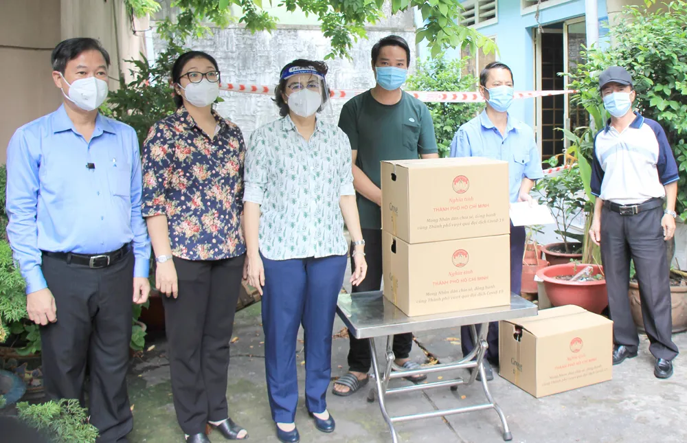 Chủ tịch Ủy ban MTTQ Việt Nam TPHCM Tô Thị Bích Châu (thứ 3 từ trái qua) trao quà an sinh cho người dân tại KP 5, phường 9, quận 5, TPHCM. Ảnh: A.HOÀNG
