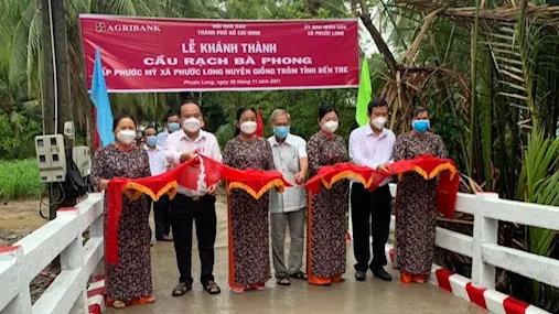 Cắt băng khánh thành cầu nông thôn Rạch Bà Phong