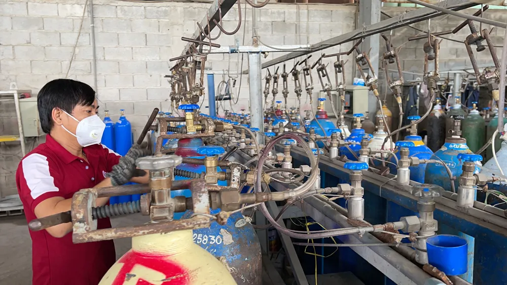 Lực lượng thanh niên tình nguyện (Thành đoàn TPHCM) cùng nhà hảo tâm tổ chức tách chiết oxy hỗ trợ bệnh nhân Covid-19 đợt 4 vừa qua. Ảnh: HOÀNG HÙNG