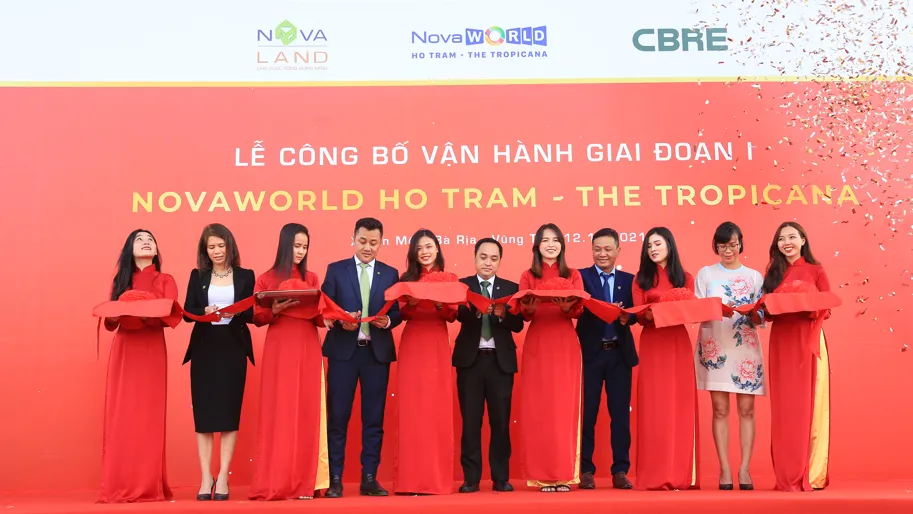 Đại diện từ Tập đoàn Novaland và CBRE - đơn vị vận hành The Tropicana - cắt băng công bố sự kiện