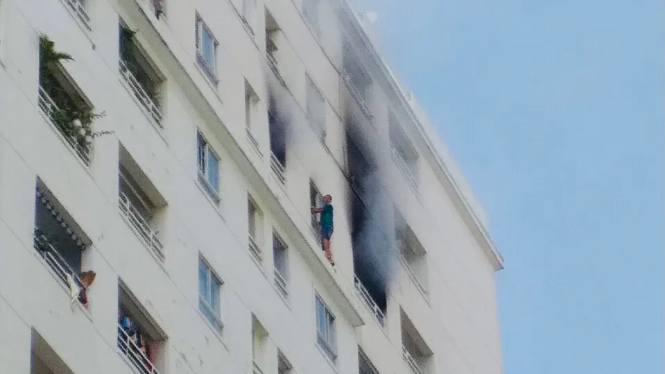 Cận cảnh giải cứu nạn nhân mắc kẹt trong vụ cháy căn hộ chung cư ở quận 12