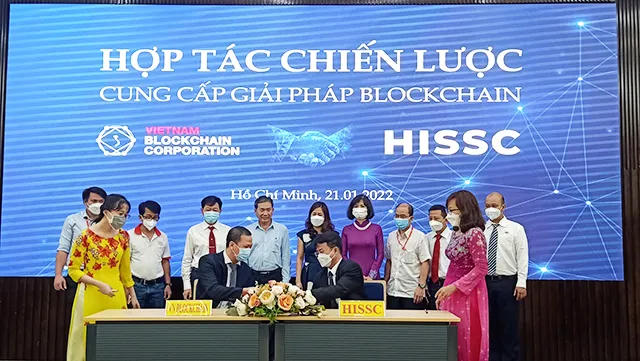 Ký kết bản Hợp tác chiến lược, giao kết hợp tác chính thức giữa hai Công ty Cổ phần Việt Nam Blockchain và Công ty HISSC. Nguồn: QTSC