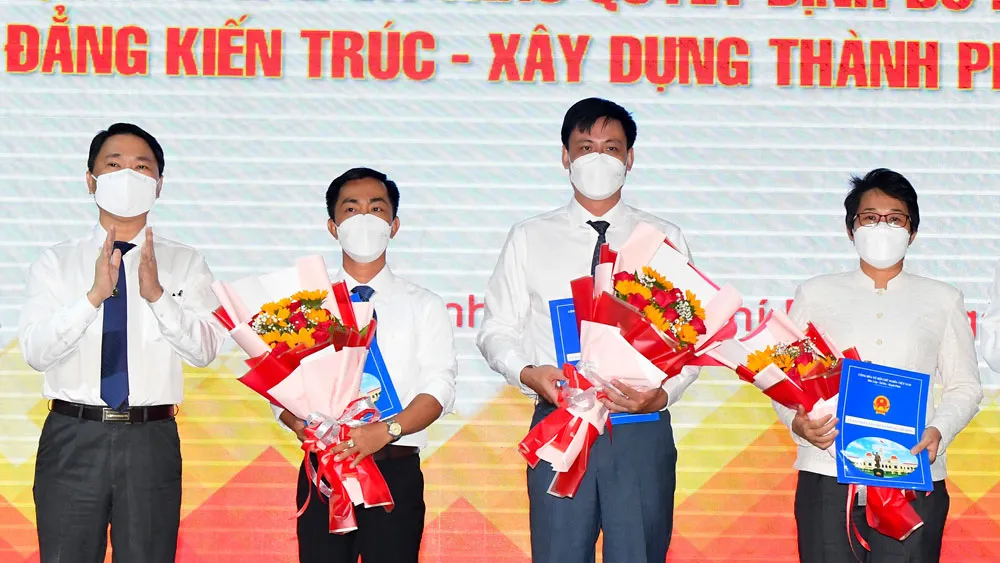 Giám đốc Sở Xây Dựng TPHCM Trần Hoàng Quân trao quyết định Bổ nhiệm Ban Giám hiệu Trường Cao Đẳng Kiến trúc - Xây dựng TPHCM. Ảnh: VIỆT DŨNG