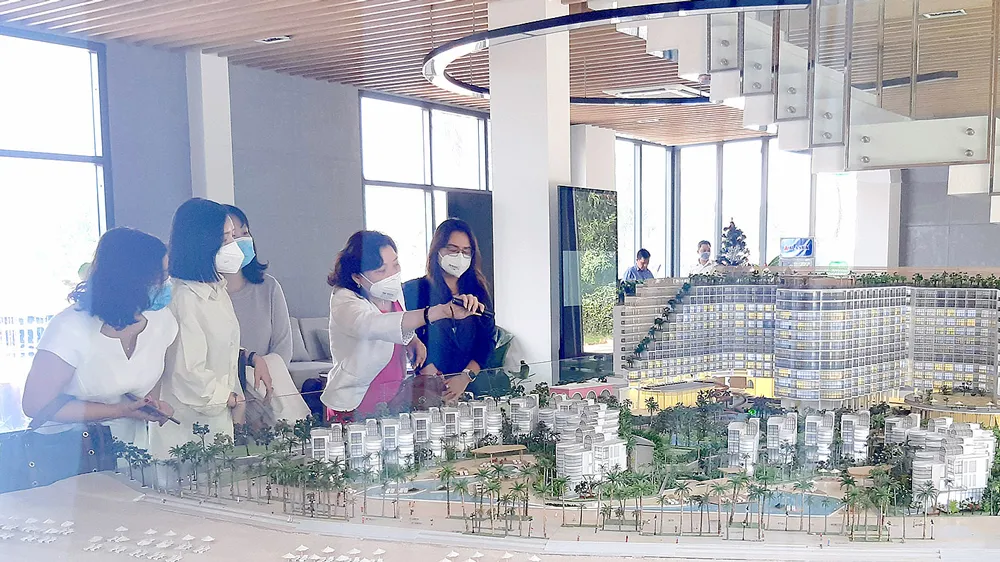 Một doanh nghiệp giới thiệu với khách hàng dự án bất động sản nghỉ dưỡng ở thị trấn Long Hải (Long Điền, Bà Rịa - Vũng Tàu). Ảnh: ĐỨC TRUNG