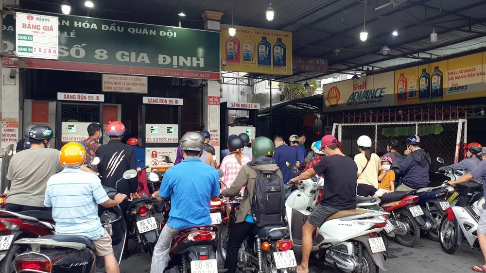 Người dân chen chúc chờ đổ xăng. Ảnh: LẠC PHONG