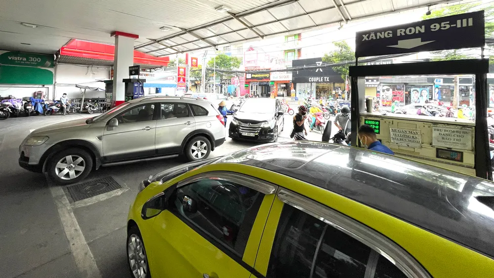 TPHCM: Người dân chen chúc đổ xăng, nhiều nơi thông báo hết xăng ảnh 1