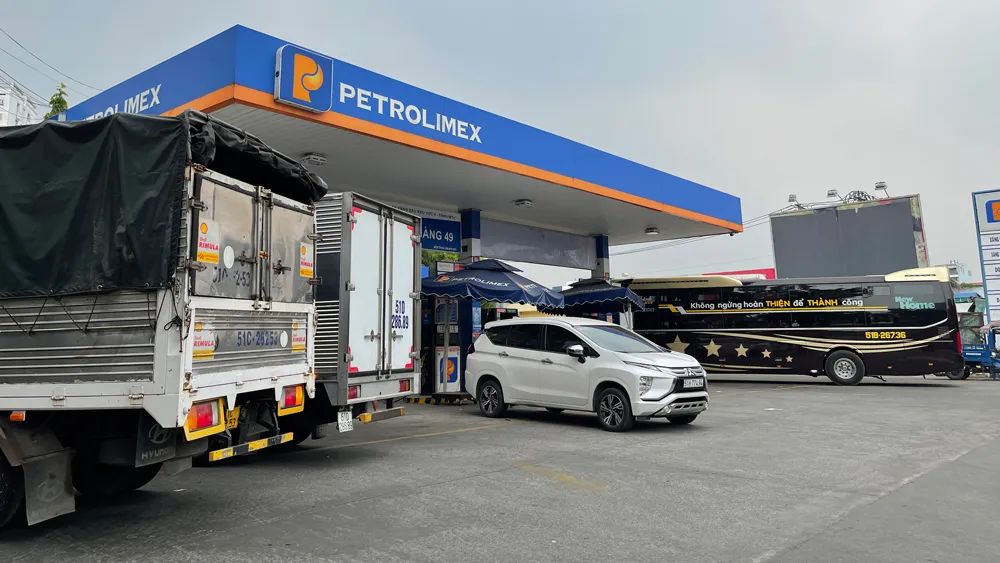 TPHCM: Người dân chen chúc đổ xăng, nhiều nơi thông báo hết xăng ảnh 2