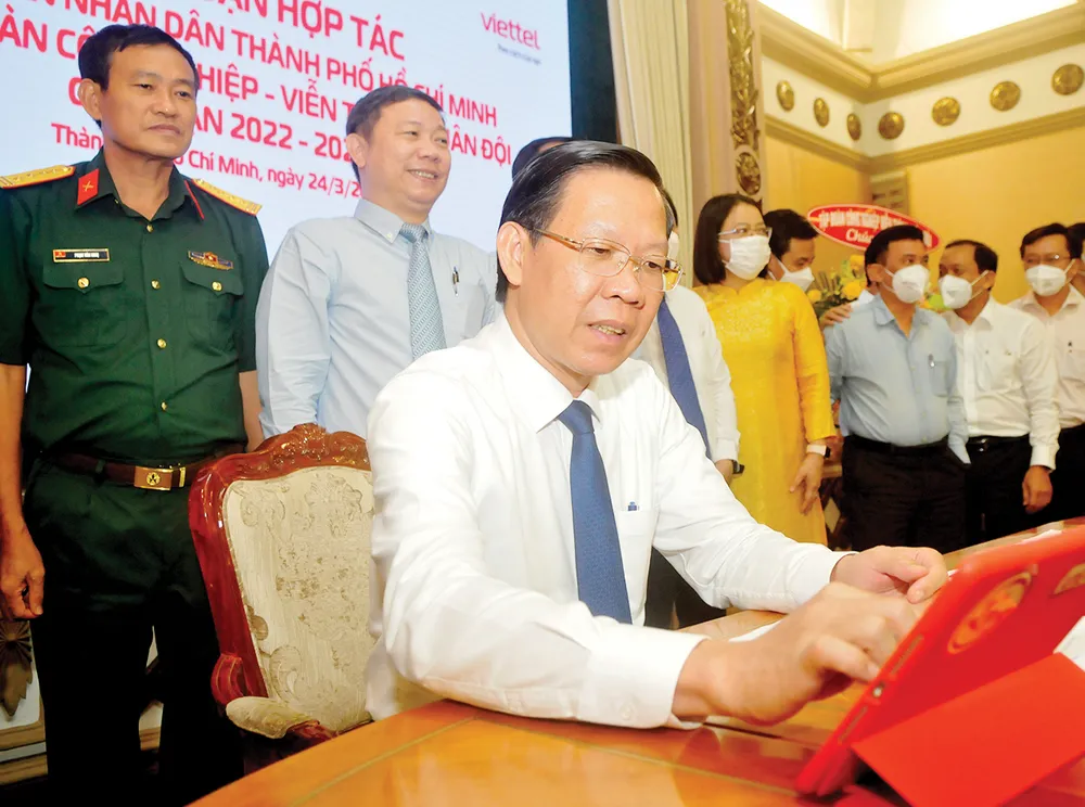 Chủ tịch UBND TPHCM Phan Văn Mãi ký kết hợp tác với Viettel. Ảnh: CAO THĂNG